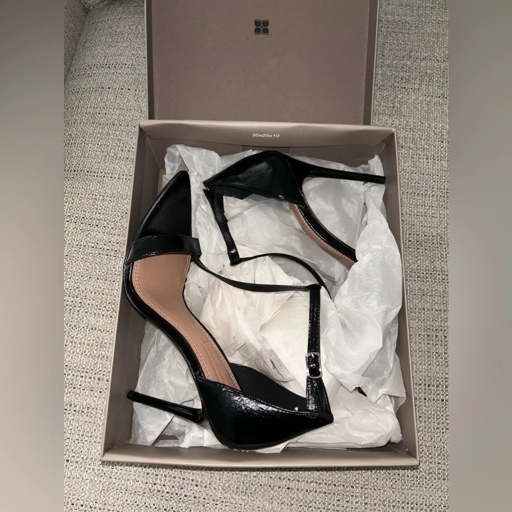 BCBG MAX AZRIA “DANIELLE RODI” T STRAP HEEL - Picture 7 of 8